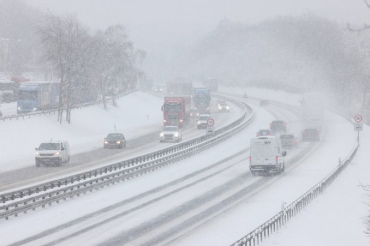 Nordul și vestul Europei, LOVIT de un val de aer polar. Sute de zboruri au fost anulate din cauza ninsorilor abundente și a poleiului (FOTO)