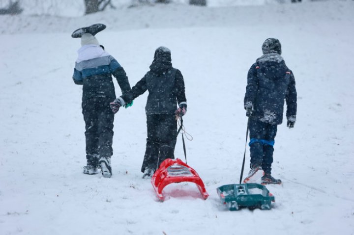 Nordul și vestul Europei, LOVIT de un val de aer polar. Sute de zboruri au fost anulate din cauza ninsorilor abundente și a poleiului (FOTO)