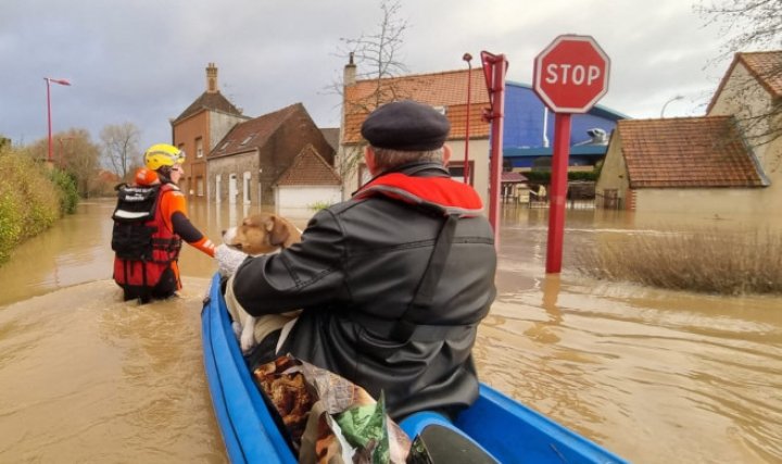 PRĂPĂD în Franţa şi Germania din cauza inundaţiilor. Oamenii, scoși din case cu bărci gonflabile. Râurile au ieșit din matcă FOTO