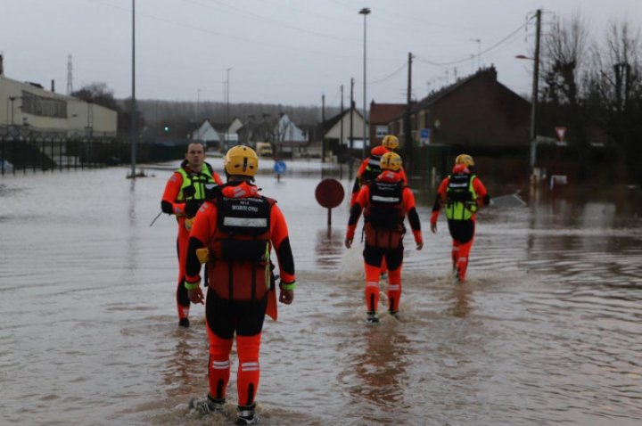 PRĂPĂD în Franţa şi Germania din cauza inundaţiilor. Oamenii, scoși din case cu bărci gonflabile. Râurile au ieșit din matcă FOTO