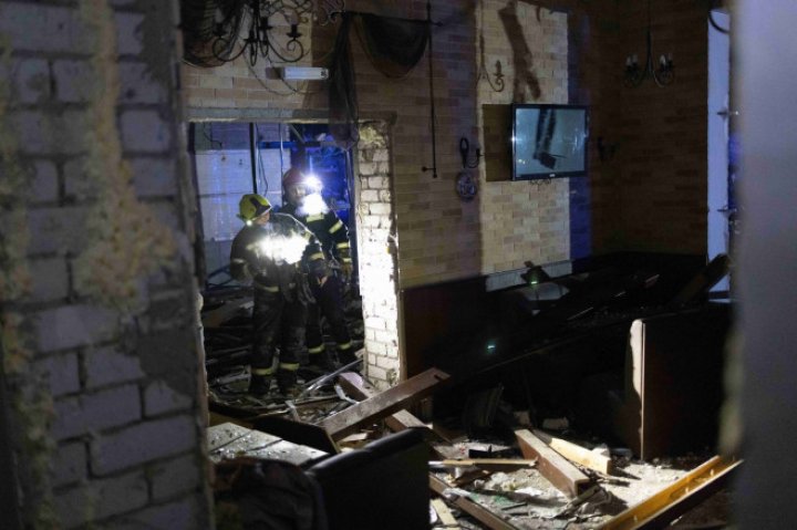 TABLOU SUMBRU. Un hotel din Harkov, BOMBARDAT de rusi. Sunt VICTIME, printre care şi jurnalişti (FOTO)