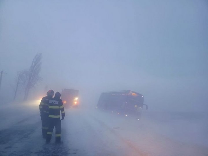 VIDEO. Un autocar cu turiști din Republica Moldova a DERAPAT de pe șosea în România