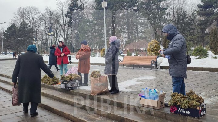 VIDEO/FOTO Unii credincioşi au scos în vânzare în faţa Catedralei din Capitală cele necesare de Bobotează. Cât costă un buchet de busuioc