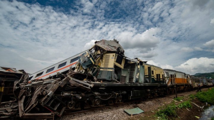 TRAGEDIE în Indonezia. Două trenuri cu aproape 480 de pasageri s-au lovit GRAV. Sunt morţi şi răniţi (FOTO)