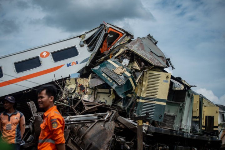 TRAGEDIE în Indonezia. Două trenuri cu aproape 480 de pasageri s-au lovit GRAV. Sunt morţi şi răniţi (FOTO)