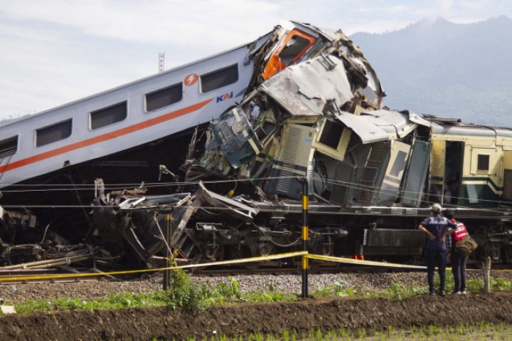 TRAGEDIE în Indonezia. Două trenuri cu aproape 480 de pasageri s-au lovit GRAV. Sunt morţi şi răniţi (FOTO)