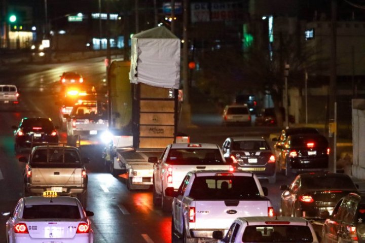 Pentru că suferea de frig, girafa Benito a călătorit 2.000 km în condiții speciale, către o casă mai călduroasă (FOTO)