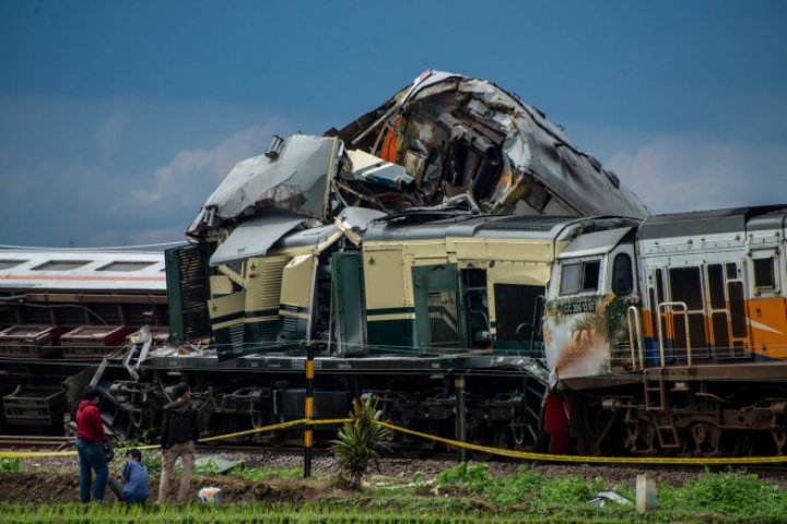 TRAGEDIE în Indonezia. Două trenuri cu aproape 480 de pasageri s-au lovit GRAV. Sunt morţi şi răniţi (FOTO)