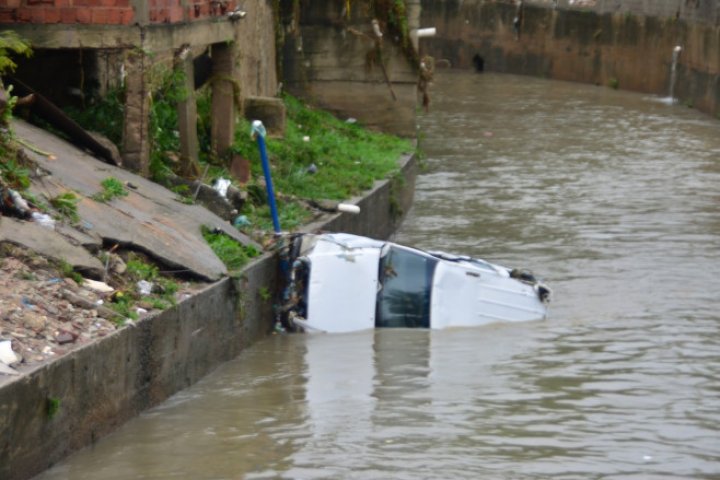 Ploile torențiale au făcut PRĂPĂD în Rio de Janeiro. Cel puțin 11 oameni au murit (FOTO)