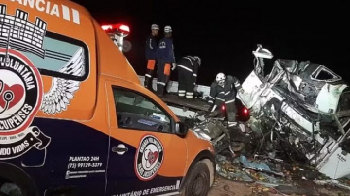 TRAGEDIE pe o autostradă din Brazilia. 25 de oameni au murit după ce un autobuz și un camion s-au ciocnit 