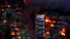 (VIDEO) Incendiu uriaș la un bloc de 14 etaje din Valencia. Flăcările au cuprins un al doilea bloc. 13 persoane rănite