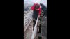 (VIDEO) ŞOCANT. Mai mulţi copiii s-au filmat cum se joacă pe acoperişul fostului hotel Naţional din centrul Capitalei. Poliţia a iniţiat o anchetă