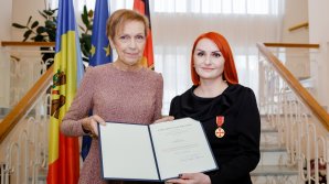 Directoarea unui centru cultural din Chişinău, DECORATĂ cu Medalia de Merit a Ordinului de Merit al Republicii Federale Germania (FOTO/VIDEO)
