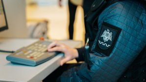 Zeci de pachete de ţigări, GĂSITE în bagajul unui străin. Unde intenţiona să ajungă (FOTO)