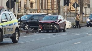ACCIDENT GRAV în centrul Capitalei, soldat cu victime. Două maşini s-au lovit violent FOTO