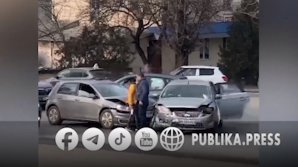 Accident în Capitală. Două maşini, grav avariate după ce s-au lovit violent. Ce spune poliţia VIDEO 