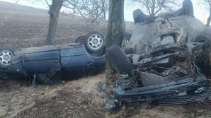 ( VIDEO) Accident grav în stânga Nistrului, după ce o maşină a derapat de pe şosea, s-a izbit de un copac și s-a răsturnat. Două persoane, transportate la spital