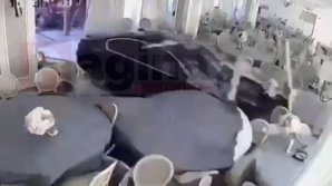 Video cu un BMW care pleacă în viteză din parcare și trece printr-un restaurant, la Băile Herculane