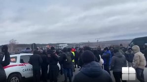 CEARTĂ la Leușeni între șoferi și fermierii care au blocat traseul: Plecaţi la Guvern VIDEO