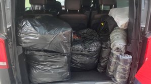 O furgonetă cu mărfuri, transportate ilegal, depistată în zona de frontieră. Ce a declarat şoferul (FOTO)