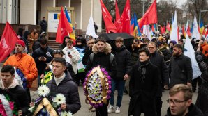 FOTO Sicriu, cununi și un marș funerar la Parlament. Partidul "Renaștere" a protestat împotriva denunțării acordurilor cu CSI