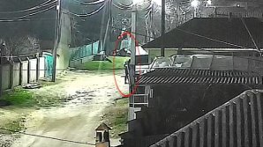 A FURAT un automobil chiar din faţa gospodăriei! Un minor, cercetat penal de oamenii legii (VIDEO)