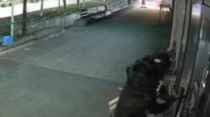 MOMENTUL în care un bărbat intră într-un local din Capitală și fură zeci de mii de lei. Ce pedeapsă riscă individul (VIDEO)