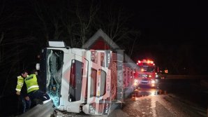 Un TIR înmatriculat în Republica Moldova, încărcat cu grâu, S-A RĂSTURNAT în România FOTO