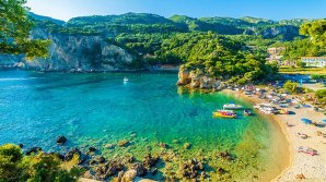 Mergeți la vară pe plajele grecești? Taxa suplimentară zilnică pe care o veți avea de achitat la cazare pentru „rezistența la criza climatică”