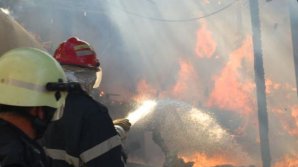 Incendiu puternic la Cahul. Un apartament a fost cuprins de flăcări. 10 persoane, evacuate