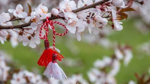 Ştiai de ce se leagă șnurul de la mărțișor în copac? Tradiții și superstiții din bătrâni