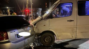Accident între un microbuz de rută şi o maşină, la Ungheni. Poliţia şi ambulanța au ajuns la faţa locului