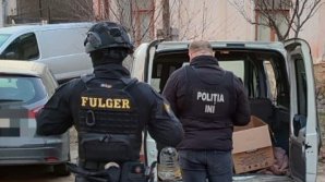 Cereau de la un chişinăuian 10.000 de lei! Pretins „maior” de poliție, de comun cu al doilea bănuit, REŢINUŢI (VIDEO)