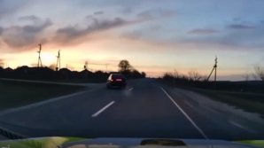 VIDEO Urmărire ca în filme în raionul Donduşeni. Un şofer beat a ignorat somaţiile poliţiştilor şi a continuat deplasarea. Ce a urmat
