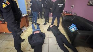 Ar fi FURAT din UE piese şi 11 automobile Range Rover. Trei moldoveni, REŢINUŢI (VIDEO)