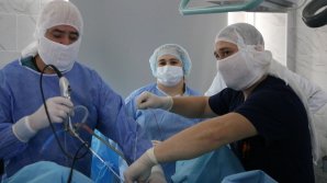 În PREMIERĂ, la Spitalul Clinic Bălți a fost efectuată prima intervenție endoscopică unui copil de 12 ani. IMAGINI din SALA DE OPERAŢIE