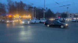 (VIDEO) Carambol în centrul Capitalei. Trei maşini sunt implicate în accident. Imagini de la faţa locului