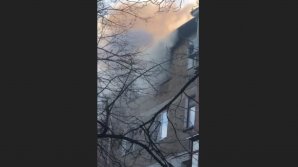 (VIDEO) Incendiu într-un bloc din Soroca. Un apartament a fost cuprins de flăcări