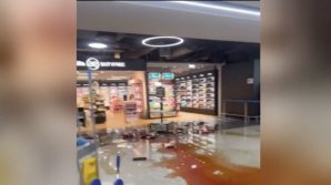 A distrus un duty free pentru că a fost concediată. O stewardesă a provocat pagube de 1.500 de euro doar în câteva minute (VIDEO)