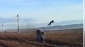 IMAGINI INCREDIBILE pe o șosea din România. Un tânăr a zburat în aer după ce mașina pe care o conducea s-a răsturnat pe un câmp (VIDEO)