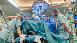 Caz emoționant la Spitalul Republican. Și-a salvat fratele mai mare donându-i o parte din ficat. IMAGINI din sala de operaţie