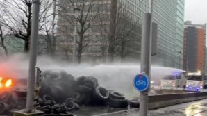 PRĂPĂD la Bruxelles. Fermierii au blocat străzile cu tractoare şi au incendiat cauciucuri, în ziua reuniunii miniştrilor Agriculturii (VIDEO)