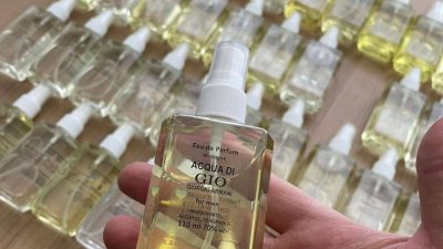 CONTRABANDĂ cu "arome". Ce au găsit vameşii de la Palanca în bagajul unei străine (FOTO)