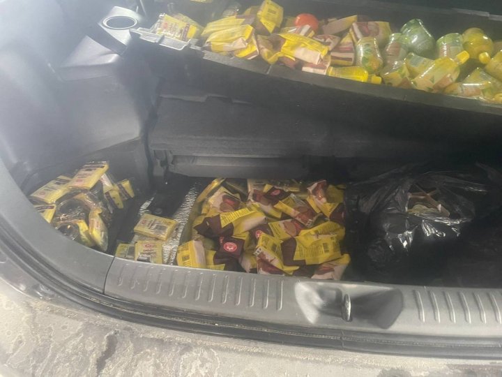 Condimente și adaosuri alimentare nedeclarate, GĂSITE într-un automobil. Cine se afla la volan şi ce pedeapsă riscă (FOTO/VIDEO)