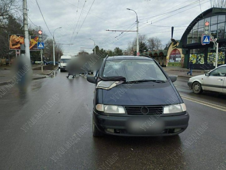 Imagini ŞOCANTE! Momentul în care un copil este lovit de un automobil pe o trecere de pietoni (FOTO/VIDEO)