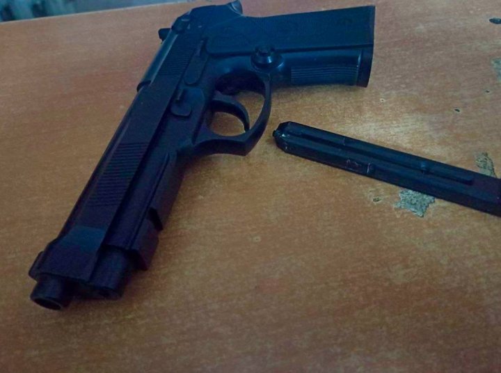 (FOTO) Purta la brâu un pistol pneumatic! Un tânăr din Cantemir, REŢINUT. Ce le-a spus poliţiştilor 