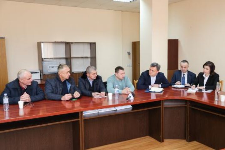 Premierul Dorin Recean s-a întâlnit cu agricultorii din Căuşeni:  „Vom continua să-i ajutăm țintit pe toți cei care au nevoie de suport” FOTO