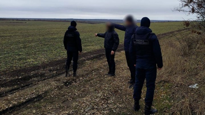 Opt străini, descoperiţi în timp de treceau ilegal frontiera moldo-ucraineană. Au cerut azil politic pe teritoriul ţării noastre (FOTO)