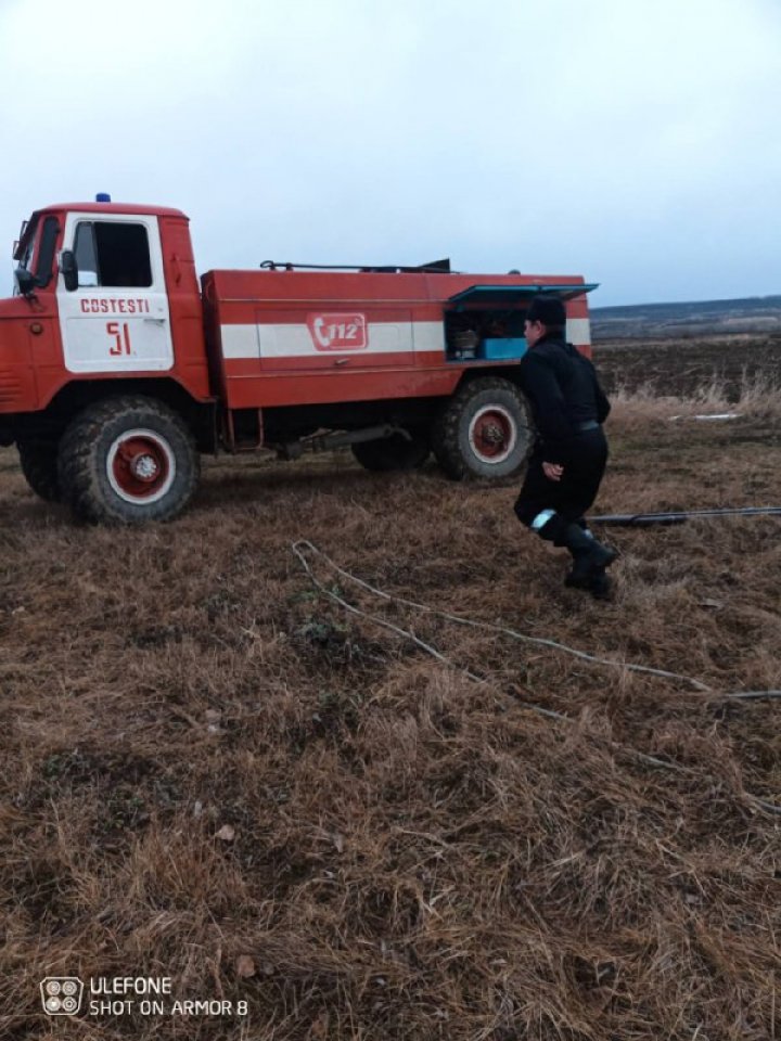 La un pas de tragedie. Trei persoane, SALVATE de la înec după ce s-au prăbușit sub gheața subţire a unui iaz (FOTO)