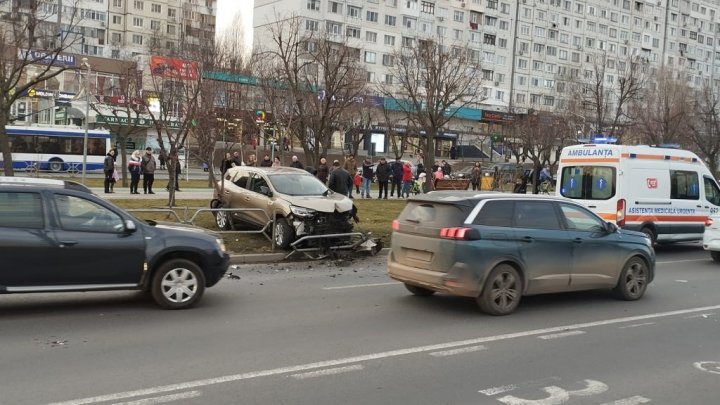 Accident VIOLENT în Capitală. O persoană a avut de SUFERIT (FOTO)